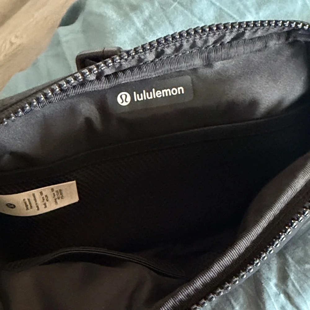 lululemon athletica Black Quilted waist bag 
( Fanny pack ) - Picture 6 of 8